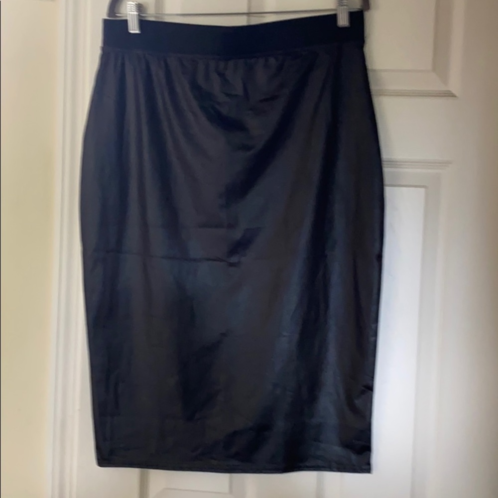 Black fitted skirt